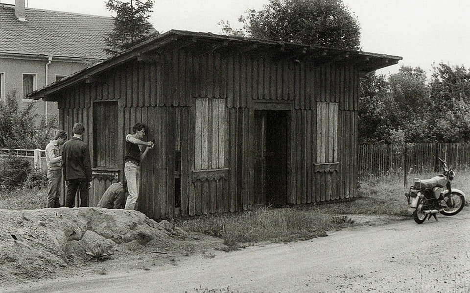 Beginn der Neubebretterung der Wartehalle am ehemaligen Hp Wilsdruff, 1986, Foto: P. Wunderwald